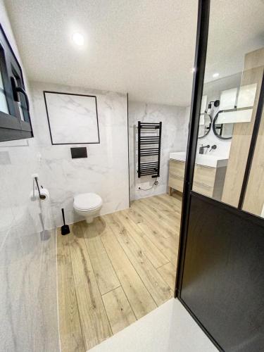 une salle de bain avec toilettes, lavabo et douche dans l'établissement Villa Chantaco Bassin Arcachon, à Gujan-Mestras