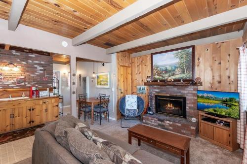 044 - Lazy Bear Chalet – Photos 3
