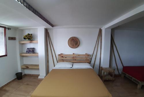 Tempat tidur dalam kamar di Hostal Triangulo del Café