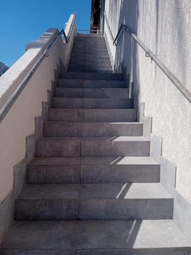 a set of stairs leading up to a building at Vila Dumont no Centro de Foz in Foz do Iguaçu