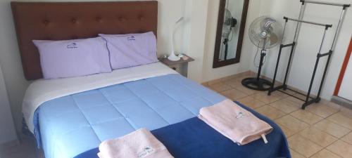 1 dormitorio con 1 cama con 2 toallas en DEL VALLE HOUSE II, en Ica