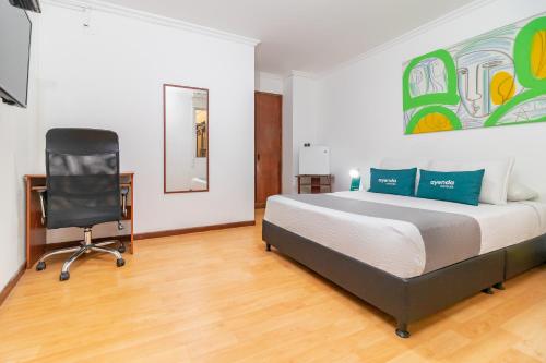 1 dormitorio con cama, escritorio y silla en Ayenda 1032 Titas House, en Bogotá