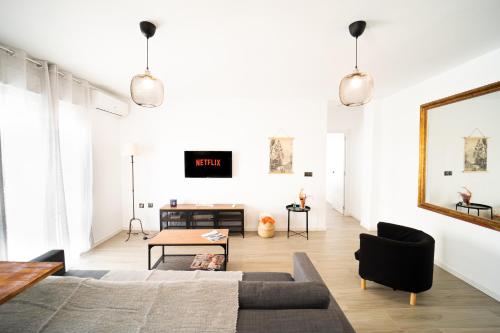 a living room with a couch and a table at Apartamentos la Encarnación in Ronda