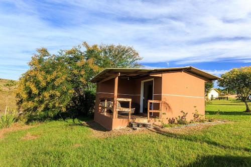a small house in the middle of a field at Cachoeira do Alemão - Recanto dos Arcos in Balsa Nova