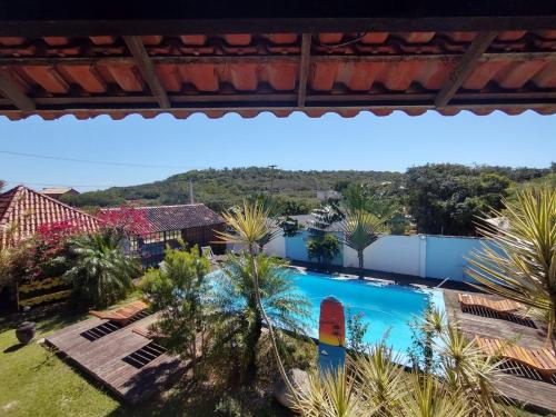 Vom Balkon eines Resorts genießen Sie Poolblick. in der Unterkunft Eco suites Caravelas in Cabo Frio