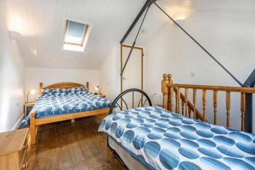een slaapkamer met 2 bedden op een zolder bij West Sea View No 4 in Yarmouth