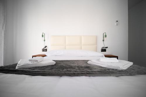 um quarto com uma cama com duas toalhas em Apartamentos la Encarnación em Ronda