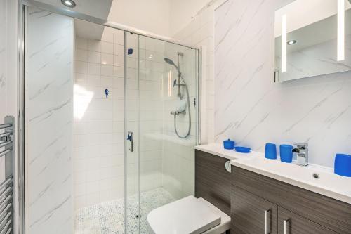 een badkamer met douche, toilet en wastafel bij West Sea View No 4 in Yarmouth