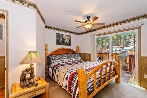 een slaapkamer met een bed en een plafondventilator bij 030 - Cozy Chic Mountain Cottage in Big Bear Lake