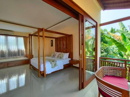 ein Schlafzimmer mit einem Bett und einem Balkon in der Unterkunft Villa Cilinaya Ubud in Ubud