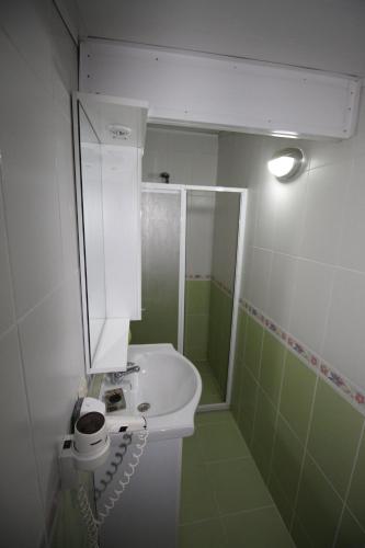 アーブシャ島にあるYürekli Apart Hotelの小さなバスルーム(シンク、シャワー付)