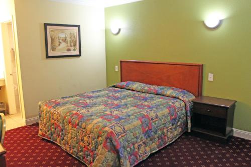 Un pat sau paturi într-o cameră la Royla Motel