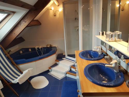 een badkamer met 2 wastafels en een bad bij Le Noroit Chambres d'Hôtes in Fouras