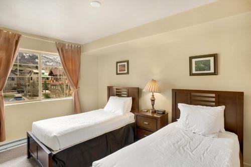 Dos camas en una habitación con ventana. en Getaway at Wildhorse, en Steamboat Springs