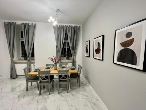 Posedenie v ubytovaní Apartamenty Wolności 18