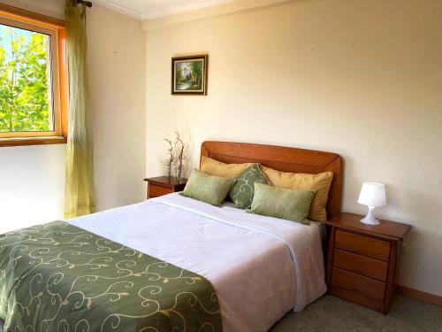 ein Schlafzimmer mit einem großen Bett und einem Fenster in der Unterkunft Xavega Apartment in Torreira