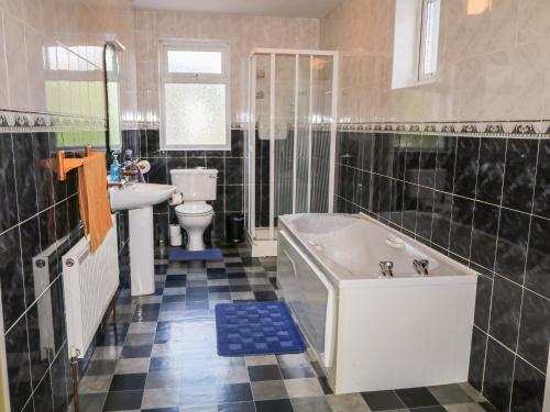 Koupelna v ubytování Carnmore Cottage