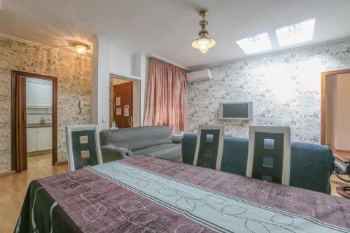 ein Wohnzimmer mit einem Bett und einer Couch in der Unterkunft JUDERIA CENTER PREMIUM SUITES FREE Parking in Sevilla