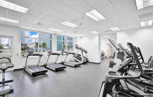 Fitness centrum a/nebo fitness zařízení v ubytování Luxurious Condo with PARKING in Brickell Miami