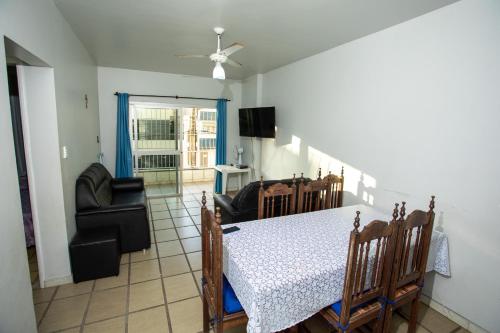 PRAIA DO MORRO - APTO 3 QUARTOS SENDO 2 SUITES WIFI 300 MB E GARAGEM - 50 METROS da PRAIA - ATÉ 8 PESSOASにあるテレビまたはエンターテインメントセンター