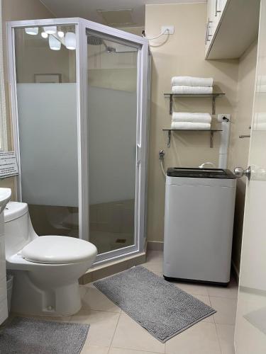 Ένα μπάνιο στο Spacious 2 Bedroom condo unit for rent