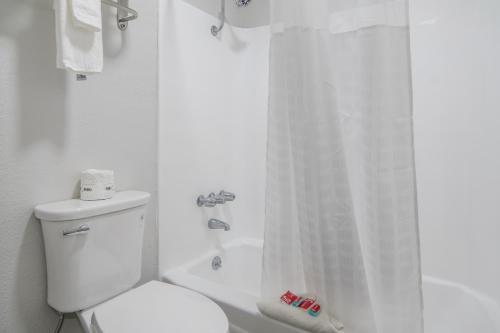 Bilik mandi di Econo Lodge Waco North I-35
