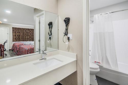 Koupelna v ubytování Econo Lodge Waco North I-35