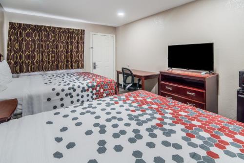 Televisyen dan/atau pusat hiburan di Econo Lodge Waco North I-35