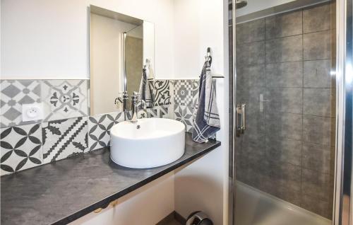 Ванная комната в Beautiful Apartment In Saint-martin-sur-lavez With Kitchen