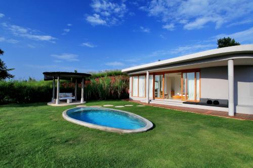 a house with a swimming pool in the yard at Sala Khaoyai in Wangkata