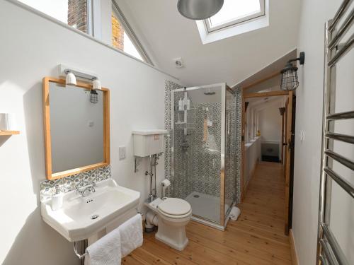 Ванная комната в Gingerbread Cottage