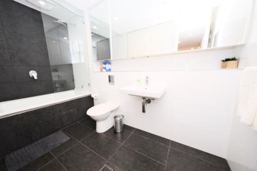 y baño con lavabo y aseo. en Superb 1 bed apartment in Syd CBD Darling Harbour, en Sídney