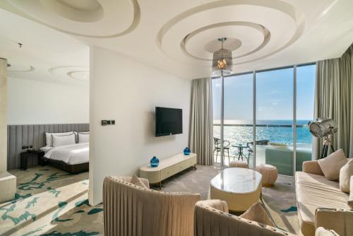 Cette chambre d'hôtel offre une vue sur l'océan. dans l'établissement Regal Réseau Hotel & Spa, à Negombo