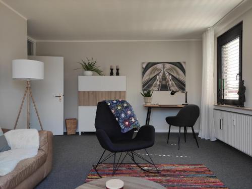 uma sala de estar com um sofá e uma cadeira em Kissinger38 em Detmold