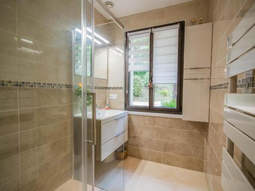 een badkamer met een douche, een wastafel en een spiegel bij Maison de charme avec belle vue in Blanquefort-sur-Briolance