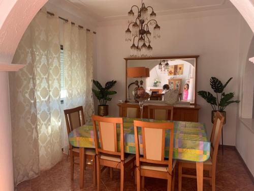 - une salle à manger avec une table, des chaises et un miroir dans l'établissement Nazaré Villa North Wave, à Nazaré