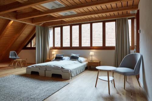 เตียงในห้องที่ Gasthof Krone Blatten