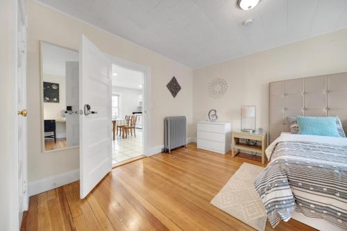 5BR 2BH Bright & Spacious Apt in Brightonにあるベッド