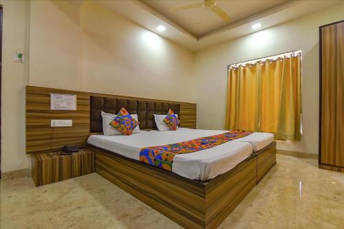ein Schlafzimmer mit einem großen Bett in einem Zimmer in der Unterkunft FabExpress Sunshine in Gauripur