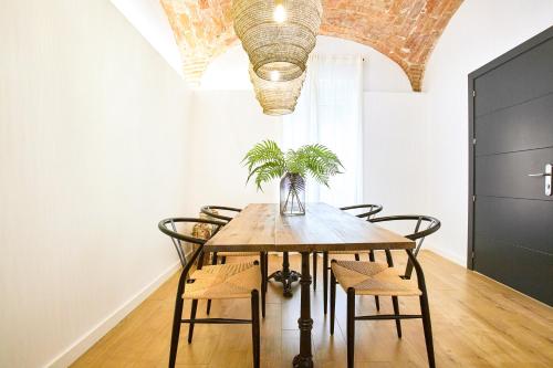 梅里達的住宿－Apartamentos Durán Tirso de Molina，一间带桌椅的用餐室