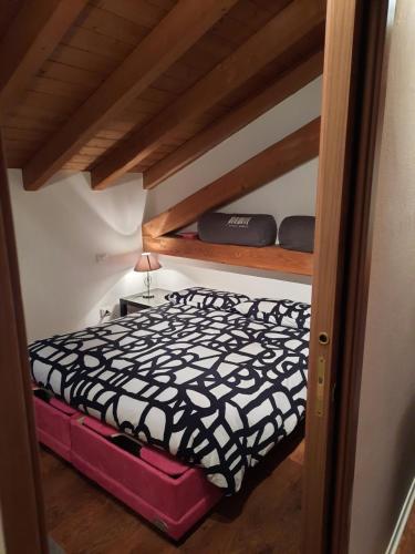 a small bedroom with a bed and bunk beds at Siore Marie gli alloggi in San Giórgio di Nogaro
