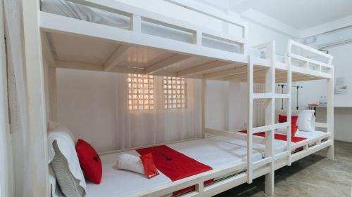 Krevet ili kreveti na kat u jedinici u objektu RedDoorz @ Camp Saint John Hotel La Union