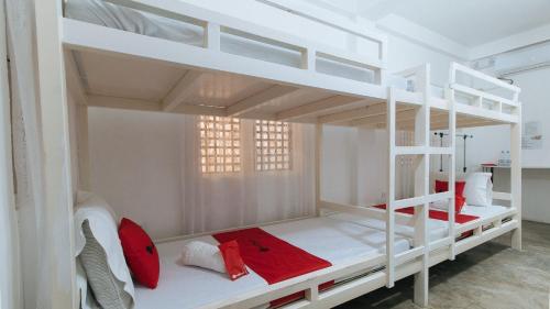 Ένα ή περισσότερα κρεβάτια σε δωμάτιο στο RedDoorz @ Camp Saint John Hotel La Union