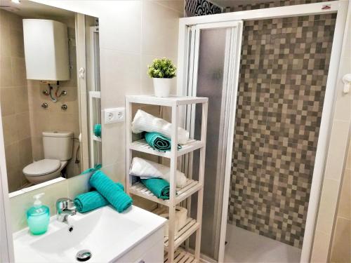 Un baño de Algarrobo Beach Holidays - Alojamientos La Torre