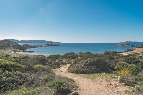 a dirt road leading down to the ocean at Rifla Vacanze in La Maddalena