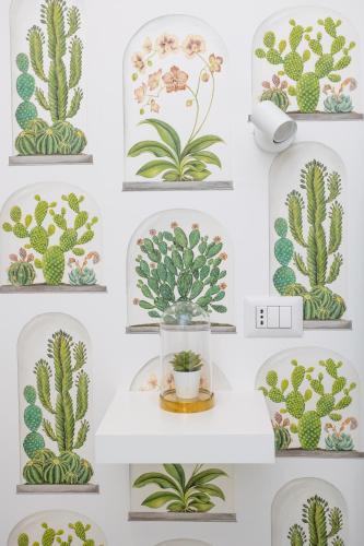 a wall of cactus plates on a wall at Villa Maìki in Torca