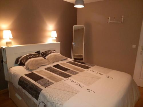 un lit avec deux oreillers dessus dans une chambre dans l'établissement Entre Lacs et Montagnes, à Traize