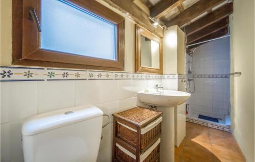 Kylpyhuone majoituspaikassa Beautiful Home In Bocairent With Kitchen