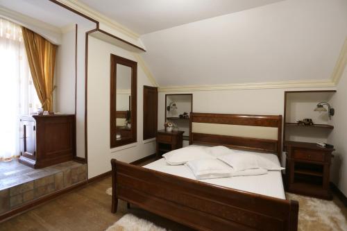 Ένα ή περισσότερα κρεβάτια σε δωμάτιο στο Pensiunea Trei Pini