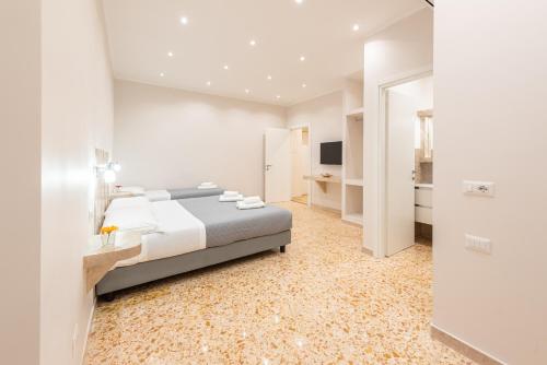Un dormitorio blanco con una cama y un baño. en Ancient Rome Room, en Roma